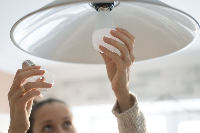 Simpel energie besparen kunnen mensen zelf door gloeilampen te vervangen door led-lampen. De gemeente Woensdrecht stelt 1000 cadeaubonnen van 60 euro beschikbaar voor huurders en particuliere woningeigenaren.