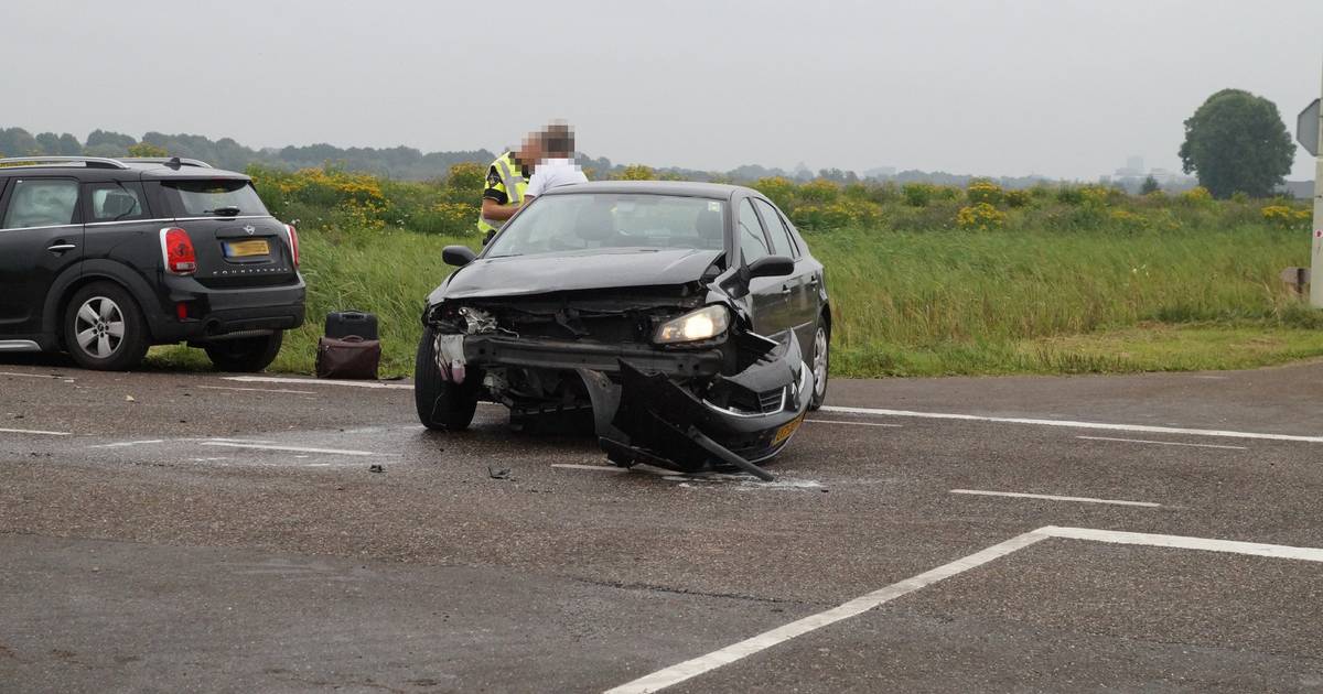 Twee autos zwaar beschadigd door botsing in Vlijmen.