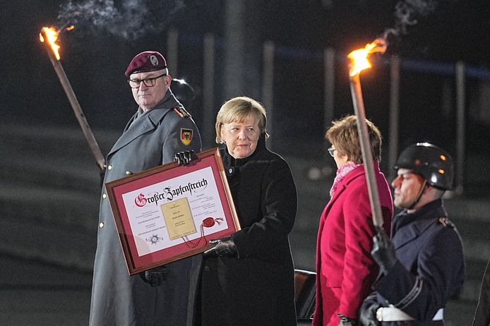 La chancelière allemande par intérim, Angela Merkel, se tient entre la ministre de la Défense Annegret Kramp-Karrenbauer et l'inspecteur général des forces armées allemandes (Bundeswehr), le général Eberhard Zorn, lors de sa cérémonie d'adieu au Bendlerblock vers la fin de son mandat après 16 ans.