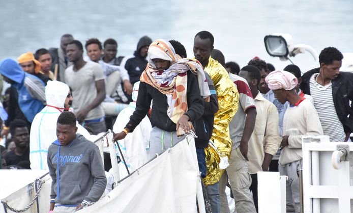 Migranten verlaten het schip Diciotti in de haven van Catania op 13 juni.