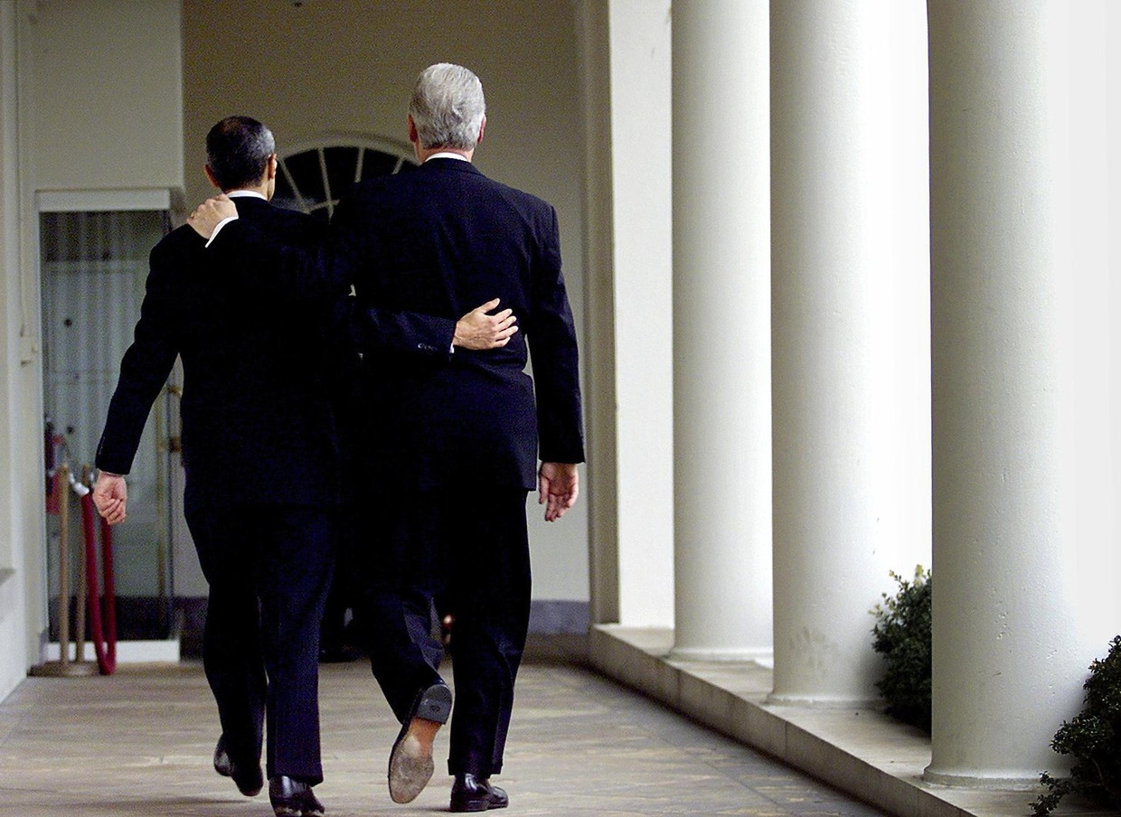 Chef-staf Podesta en president Bill Clinton verlaten in 2001 voor het laatst het Witte Huis. Beeld AFP