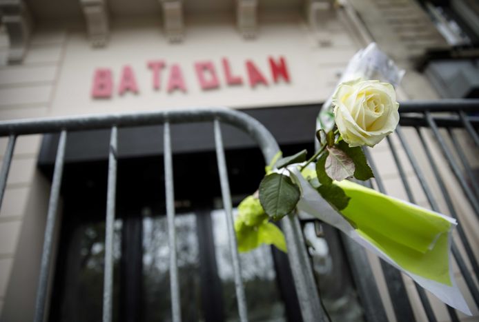 Theater Bataclan in Parijs, één van de plaatsen waar in november 2015 gewelddadige aanslagen werden gepleegd waarbij ruim honderd dodelijke slachtoffers vielen.