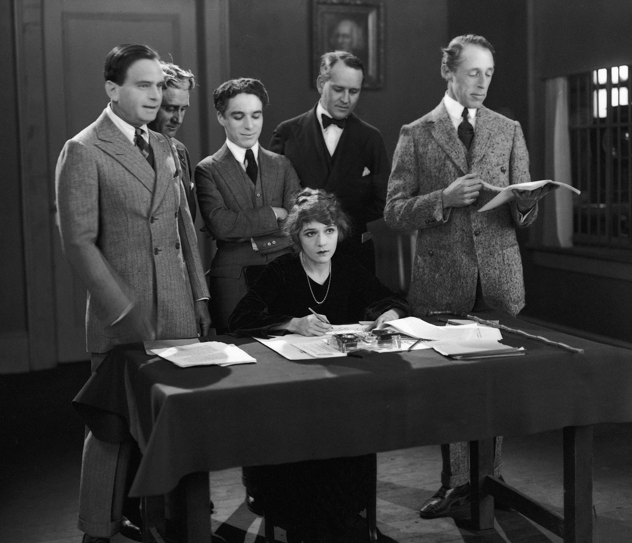  Mary Pickford bij de oprichting van productiehuis United Artists.  Beeld Paul Hansen & Dagens Nyheter