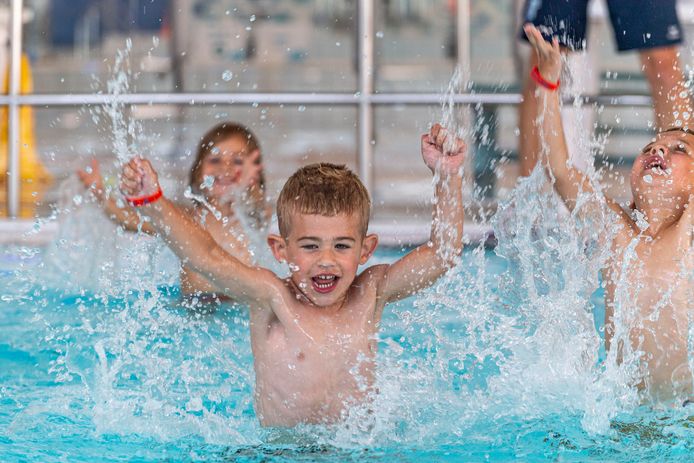 De zwemlessen mogen weer beginnen bij zwembad De Schelp. En daar zijn deze kids waar wat blij om!