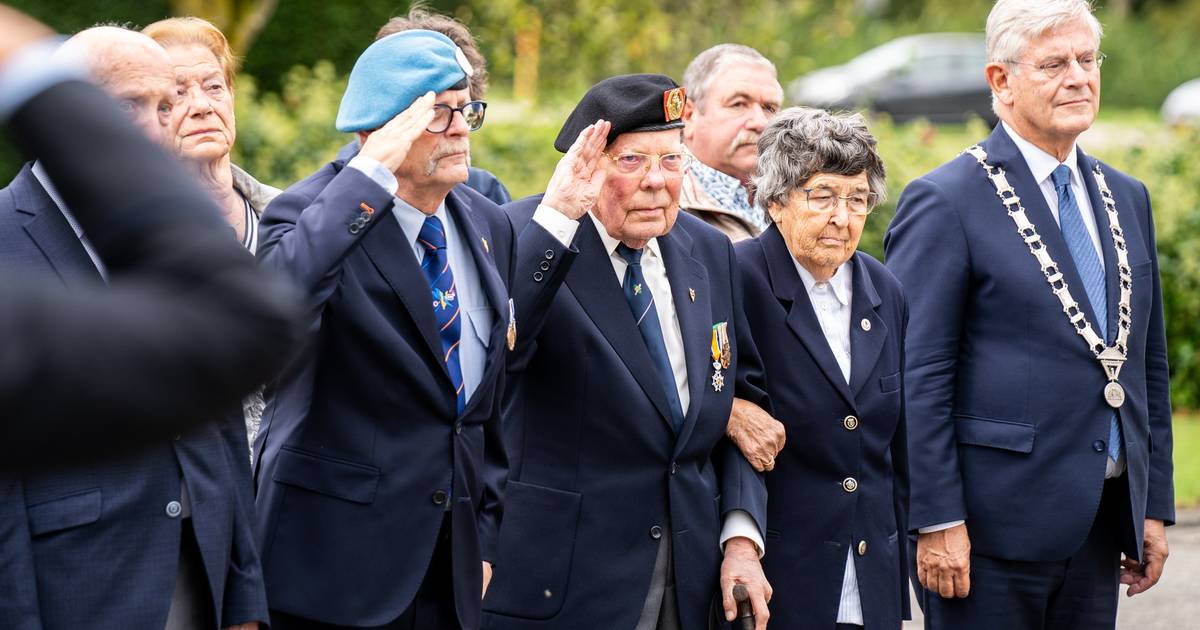 Jaarlijkse herdenking voor gesneuvelde militairen bij Indië-monument in Puttershoek | Hoeksche Waard