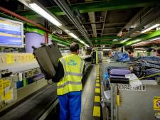 FNV begint rechtszaak tegen bagagebedrijven Schiphol om zwaar werk
