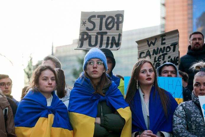 In Brussel verzamelden demonstranten rondom het gebouw van de Europese Raad. Ze eisten meer sancties vanuit de Europese Unie.