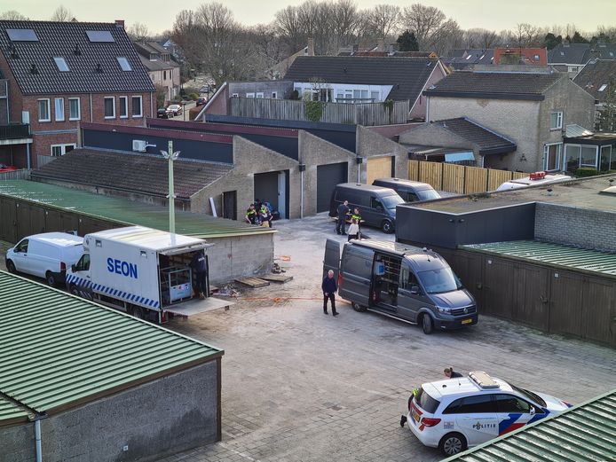 Het binnenterrein tussen de Peellandstraat, de Hoofdstraat en De Kempen in Veghel, waar de garagebox met drugslab werd ontdekt.