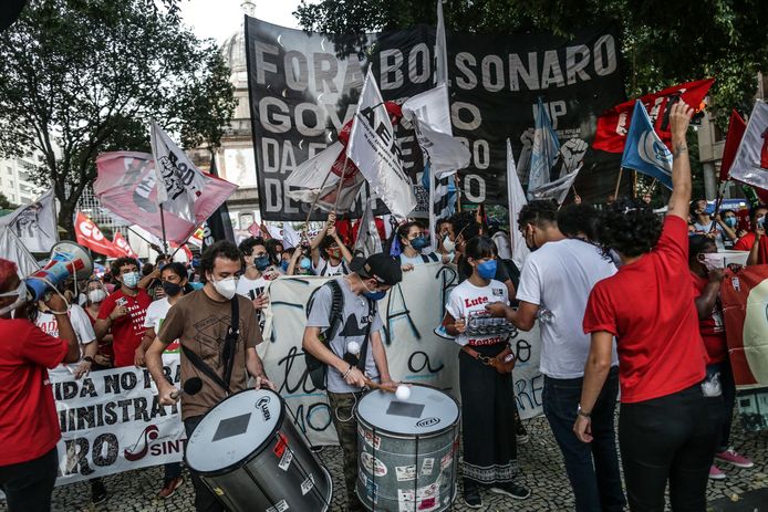 Demonstranten in Rio de Janeiro willen dat Bolsonaro en zijn regering opstappen.