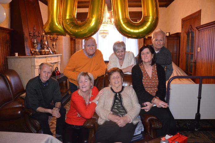 Georgine Boumon uit Outer met zes van haar zeven kinderen op haar 100ste verjaardag.