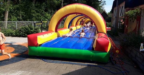 Al buikschuivend afkoelen op Martinusschool in Twello | Extreme hitte | destentor.nl - De Stentor