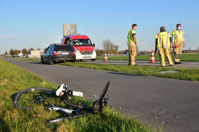 De koersfiets van het slachtoffer brak in twee en belandde in de graskant naast het vrijliggend fietspad, na de botsing op het kruispunt van de Wingenesteenweg met de Smisseweg in Doomkerke (Ruiselede).