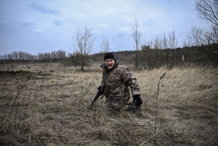 Een militair van de Oekraïense strijdkrachten in Irpin, nabij de Oekraïense hoofdstad Kiev. Beeld AFP