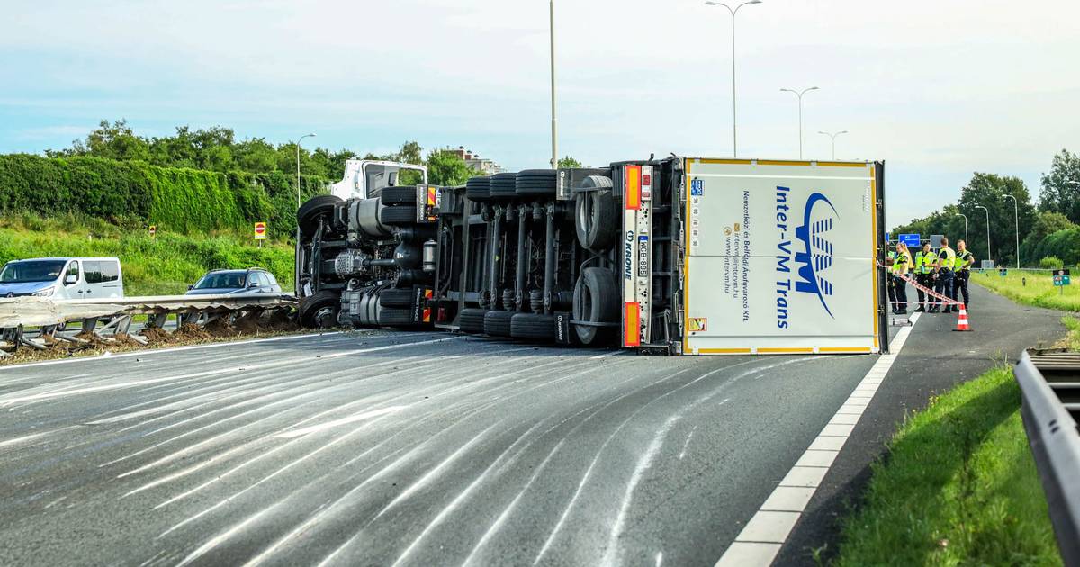 Gekantelde vrachtwagen op A28 zorgt voor files bij Amersfoort, weg volledig afgesloten.
