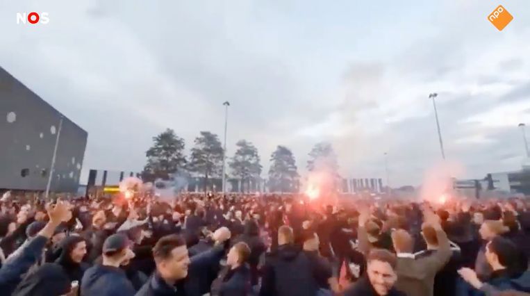 Willem II-supporters donderdagavond op het plein bij bioscoopcomplex Euroscoop in Tilburg. Beeld Schermafdruk NOS