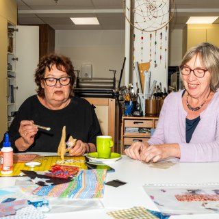 Hier in het AVL kunnen patiënten ‘lekker fröbelen’: ‘Als ze mozaïekt, hoeft ze geen pillen te slikken’