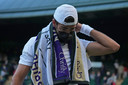 De Italiaanse tennisser Matteo Berrettini draagt een mondmasker na afloop van zijn partij op Wimbledon.