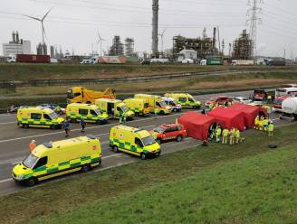 1 dode, 5 zwaargewonden en 44 lichtgewonden bij ongeval in Beverentunnel met twee bussen, drie vrachtwagens en auto