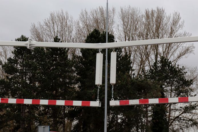 Een cementwagen klapte tegen de waarschuwingsbalk voor het viaduct aan de Hertog Janstraat in Waalwijk.