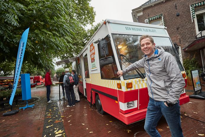Simon van den Bergh bij de SRV-wagen van het Gelders Genootschap.