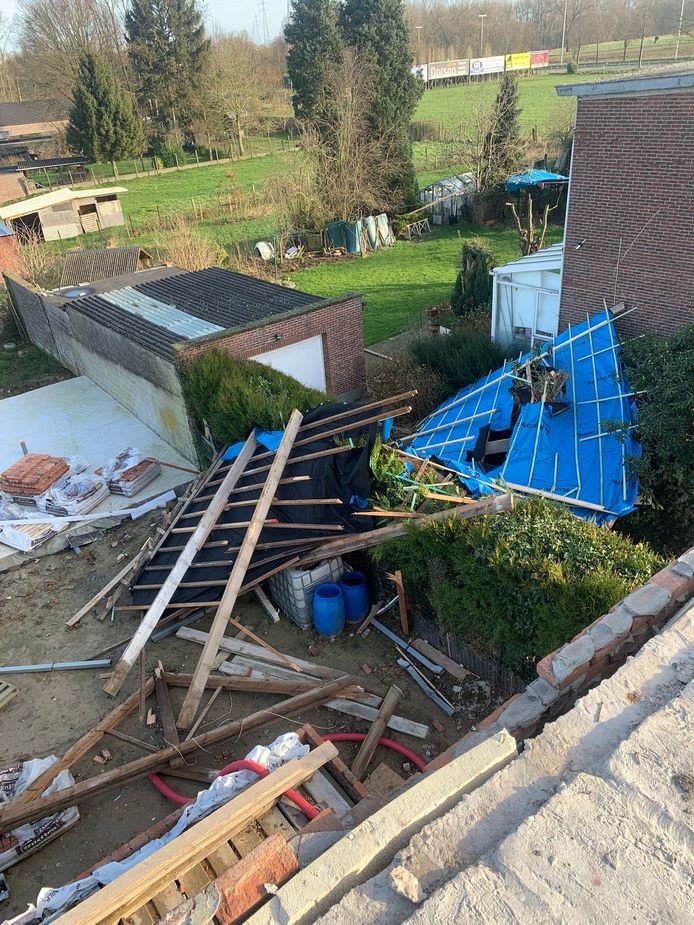 De woning in verbouwing van Shani en Ellert in Denderhoutem na de storm.