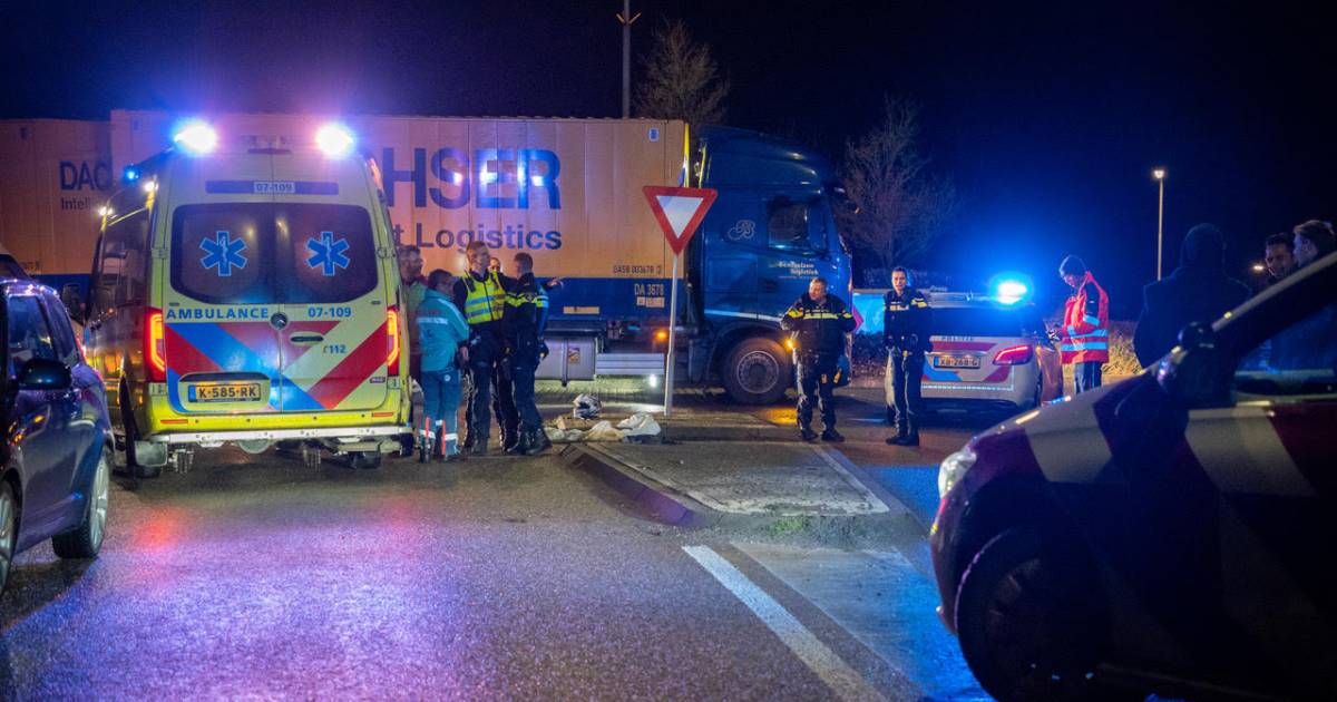 Un automobiliste trouve un conducteur de scooter grièvement blessé (25 ans) au rond-point de Didam, un hélicoptère de traumatologie se retire |  Montferland