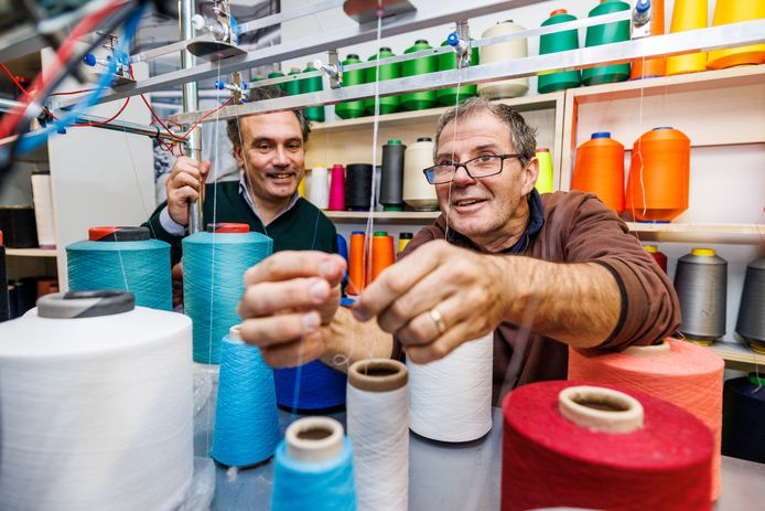 Bij het TextielMuseum zit het bedrijf Vodde, waar ze textielafval omzetten in sokken. Marcus Moreira (met bril) en Patrick Welp in het atelier.