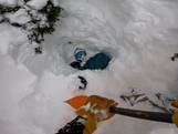 Skiër graaft onder sneeuw bedolven snowboarder uit in VS
