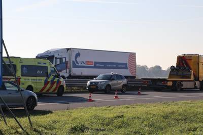 Auto’s botsen op A59 bij Waspik: grote schade en file richting knooppunt Hooipolder
