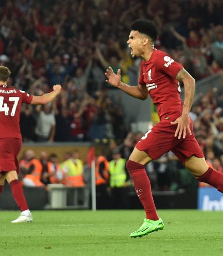 Luis Diaz schiet Liverpool op gelijke hoogte met weergaloze actie