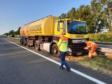 Vrachtwagen rijdt tegen vangrail: file op A73 bij Rijkevoort