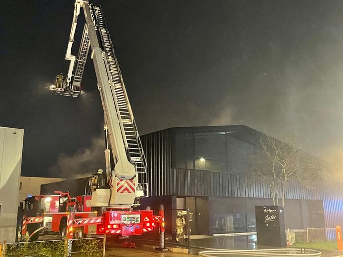 In het gebouw van Hofnar en Lynx+ brak donderdagavond brand uit. Die ging met heel wat rookontwikkeling gepaard.