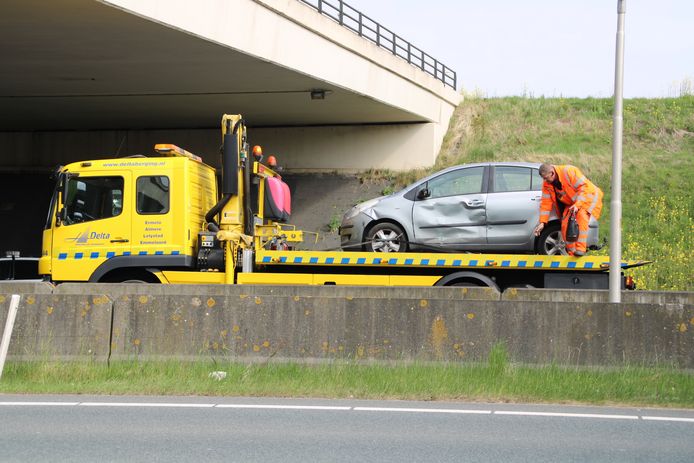 Een inzittende van de grijze auto raakte vanmiddag gewond op de N302 in Lelystad, omdat het voertuig in botsing kwam met een vrachtwagen.