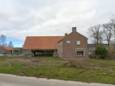 De boerderij op het terrein van kinderboerderij De Stek in Urk maakt plaats voor een busstation.
