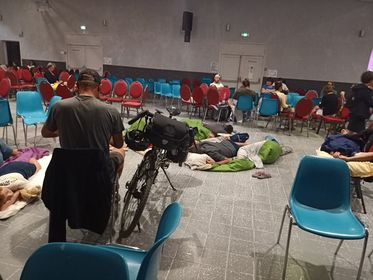 Mensen slapen op de grond.