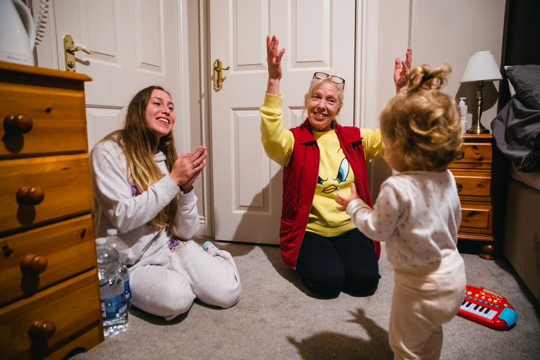 Grootmoeder Halyna (62) uit Oekraïne met dochter Maryna (22) en kleindochter Stefaniia (1) dansen in hun kamer. Beeld Aurélie Geurts