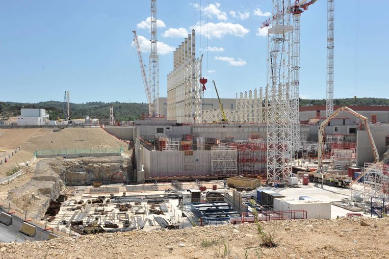 De bouwwerf van het internationale kernfusieproject ITER in Frankrijk. Beeld BelgaImage