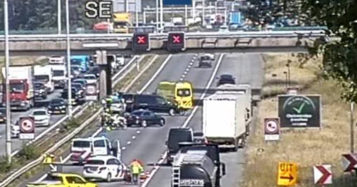 Aanrijding met meerdere voertuigen op A12 bij Duiven; verkeer kan er alleen over de vluchtstrook langs.
