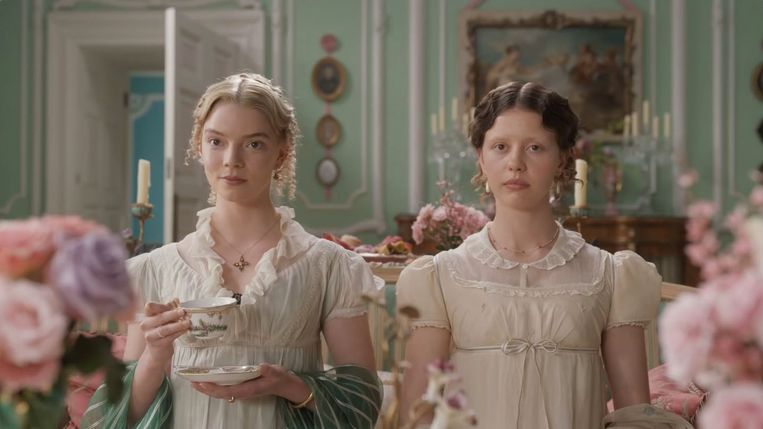 Emma. - FILM (GB - 2020) Autumn de Wilde - caption: Anya Taylor-Joy (as Emma Woodhouse) en Mia Goth (as Harriet Smith) Beeld /