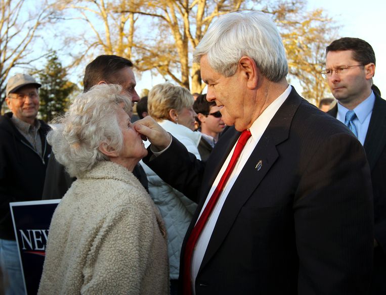Newt Gingrich knijpt in de neus van de 78-jarige Bonnie Ellison, terwijl hij op campagnepad in South Carolina is. Beeld ap