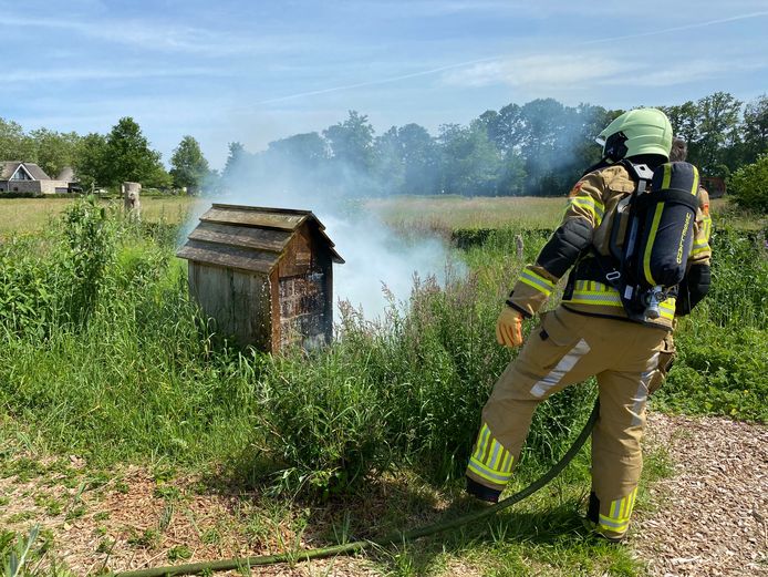 Een insectenhotel in de Vlinderstad Deventer is vandaag in brand gestoken, tot verbijstering van het naastgelegen Natuur- en milieueducatiecentrum Ulebelt.