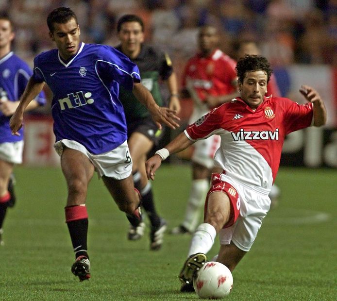 Giovanni van Bronckhorst in duel met Monaco-aanvaller Ludovic Giuly op 20 september 2000.