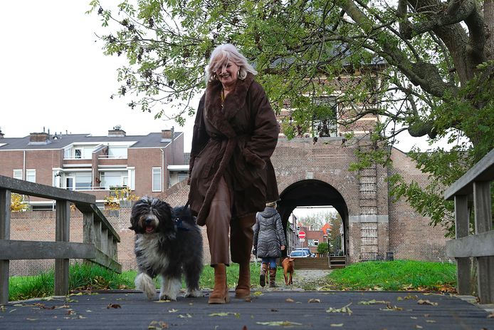 Goed nieuws voor hondenbaasjes in Gorinchem, hier bij het Dalempoortje: Vanaf 2023 hoeven ze geen hondenbelasting meer te betalen.