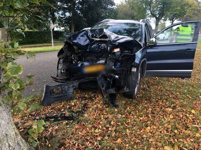 Automobilist ramt boom en raakt gewond in Wehl
