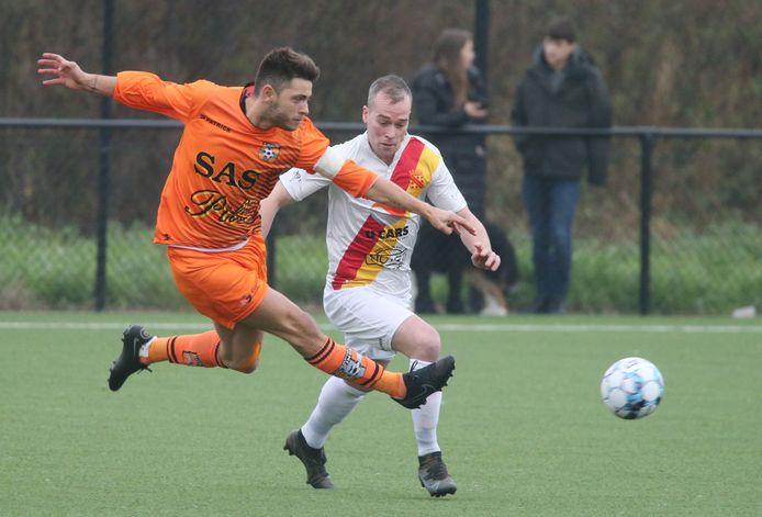 Glenn De Grijse (r.) op Sassport Boezinge in duel met aanvoerder Jeremy Brogniez.