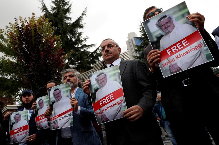 Mensenrechtenactivisten houden een foto van Jamal Khashoggi omhoog tijdens een demonstratie in Istanboel in Turkije. Beeld REUTERS
