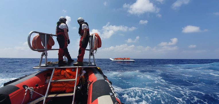 Reddingswerkers van Artsen Zonder Grenzen naderen een vluchtelingenboot op de Middellandse Zee (archieffoto uit augustus 2019). Beeld EPA