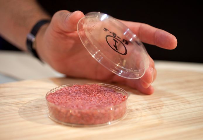 39 procent van de Belgen zegt bereid te zijn om kweekvlees te kopen als het tegen dezelfde prijs beschikbaar zou zijn als vlees van geslachte dieren, klinkt het.