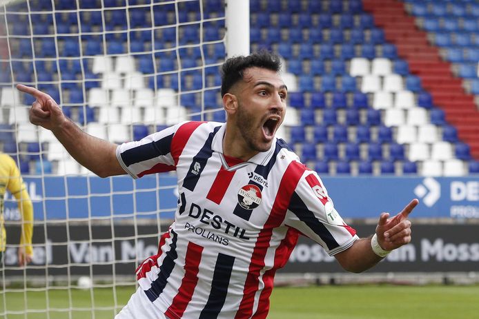 Vangelis Pavlidis viert de zo belangrijke openingstreffer van Willem II tegen Fortuna Sittard op de laatste speeldag van vorig seizoen.