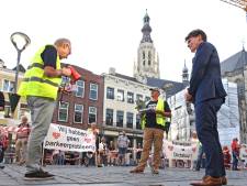 Coronastilte op Bredase Grote Markt even verbroken: tromgeroffel tegen betaald parkeren